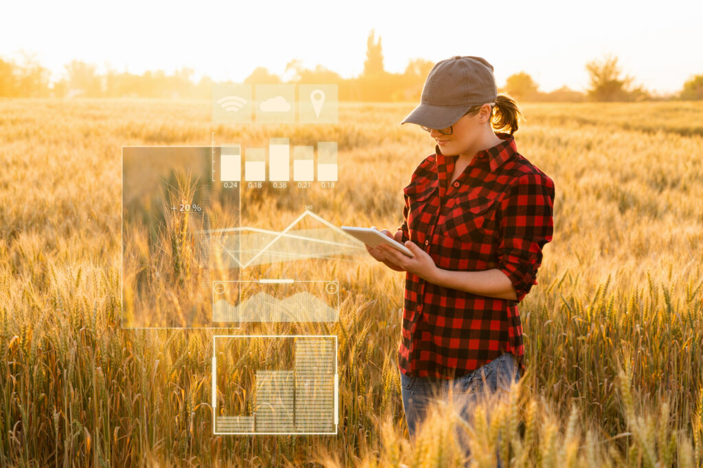 Um indivíduo com um bloco de notas recolhe dados na natureza.