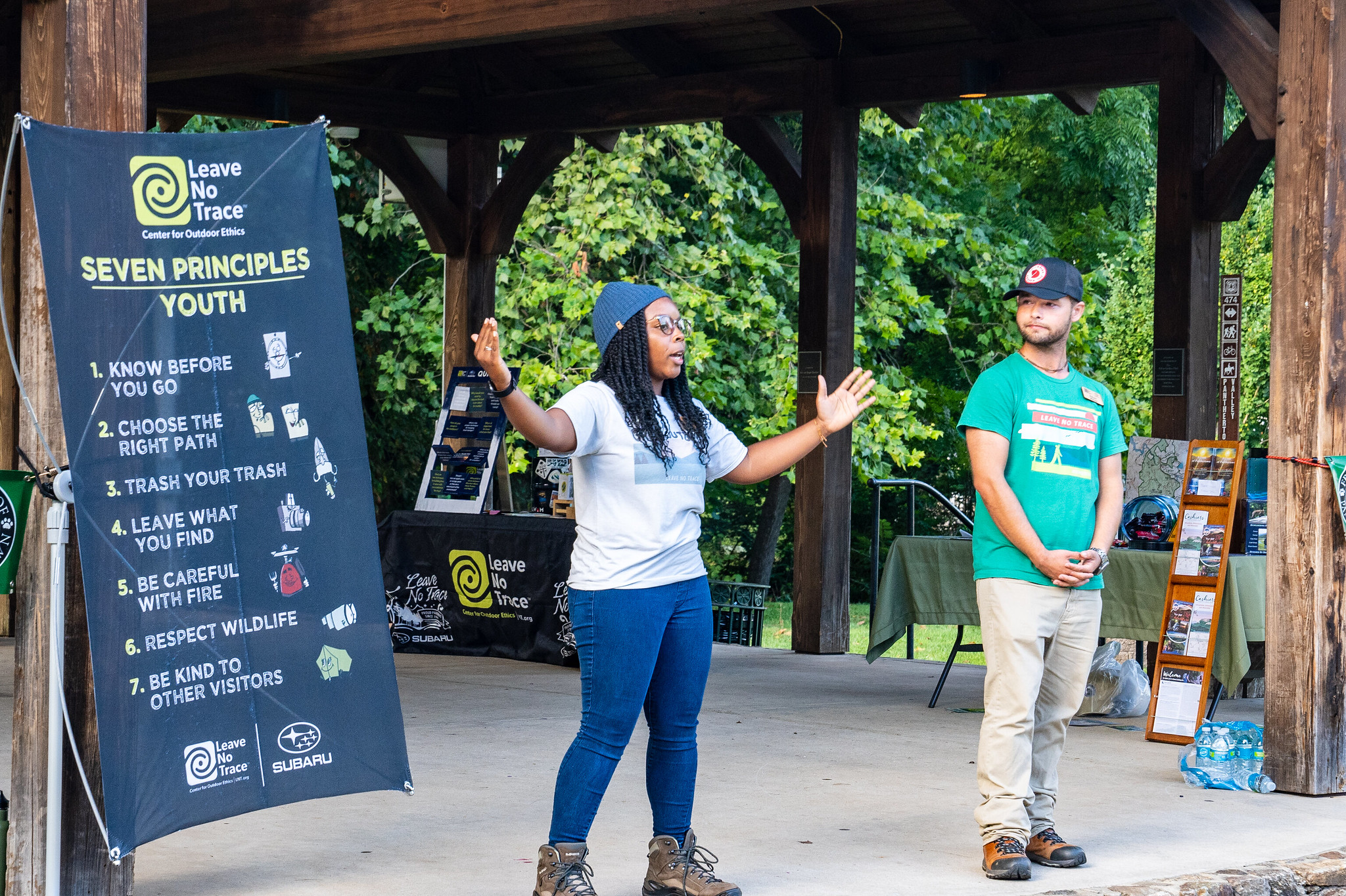 Lauren e Richard lideram um programa "Não deixar rasto