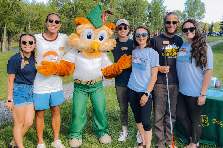 Equipas de viagem e coruja da floresta